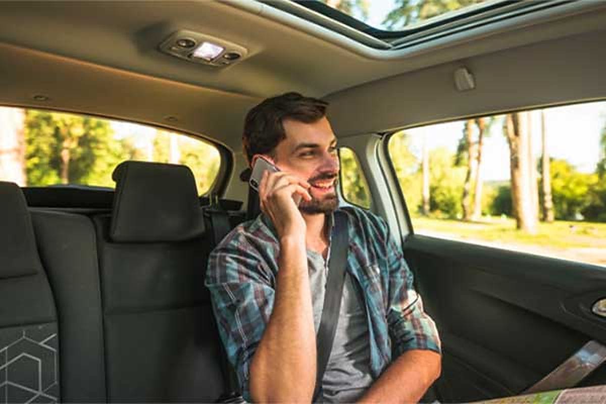 Cliente reservando taxi Viladecans al aeropuerto por teléfono