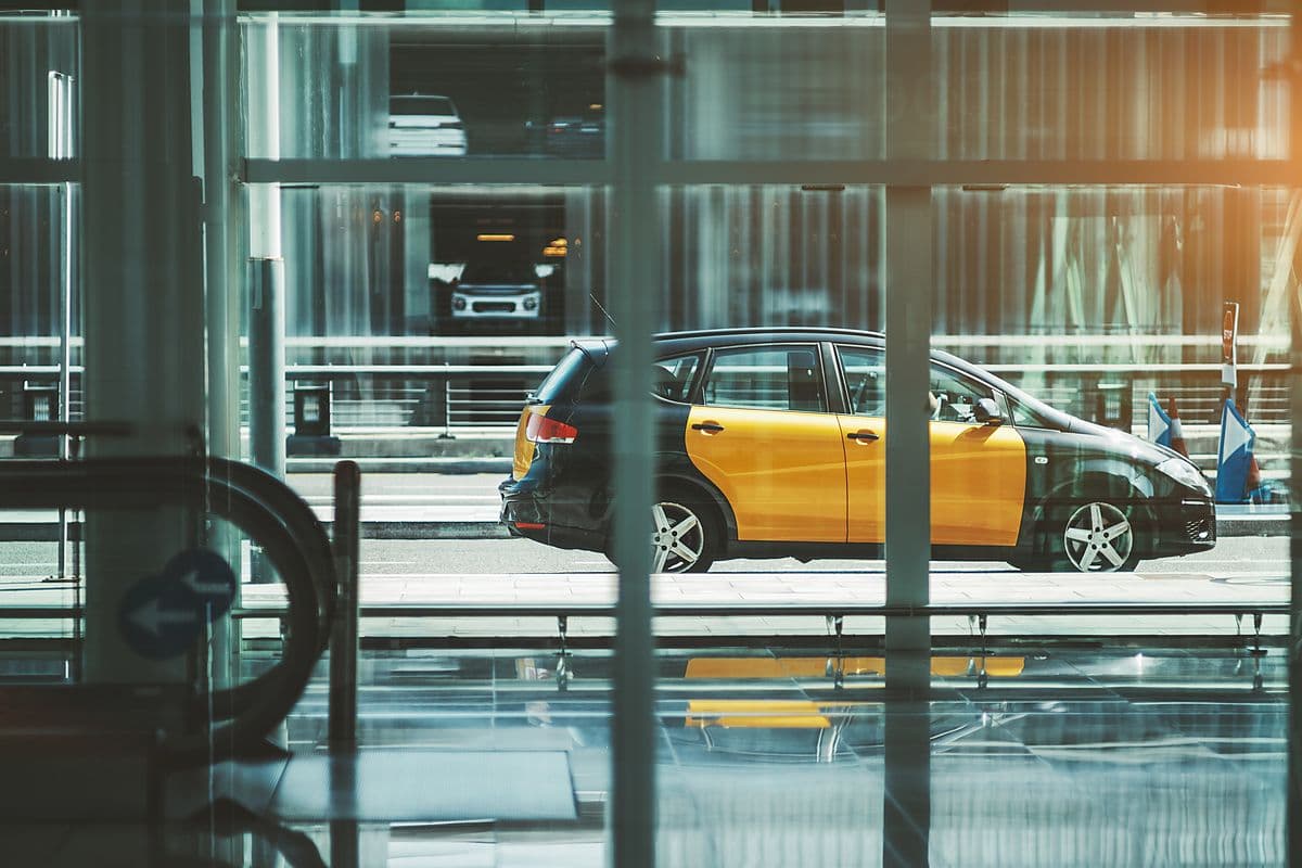 Taxi oficial AMB en la terminal del Aeropuerto El Prat de Barcelona
