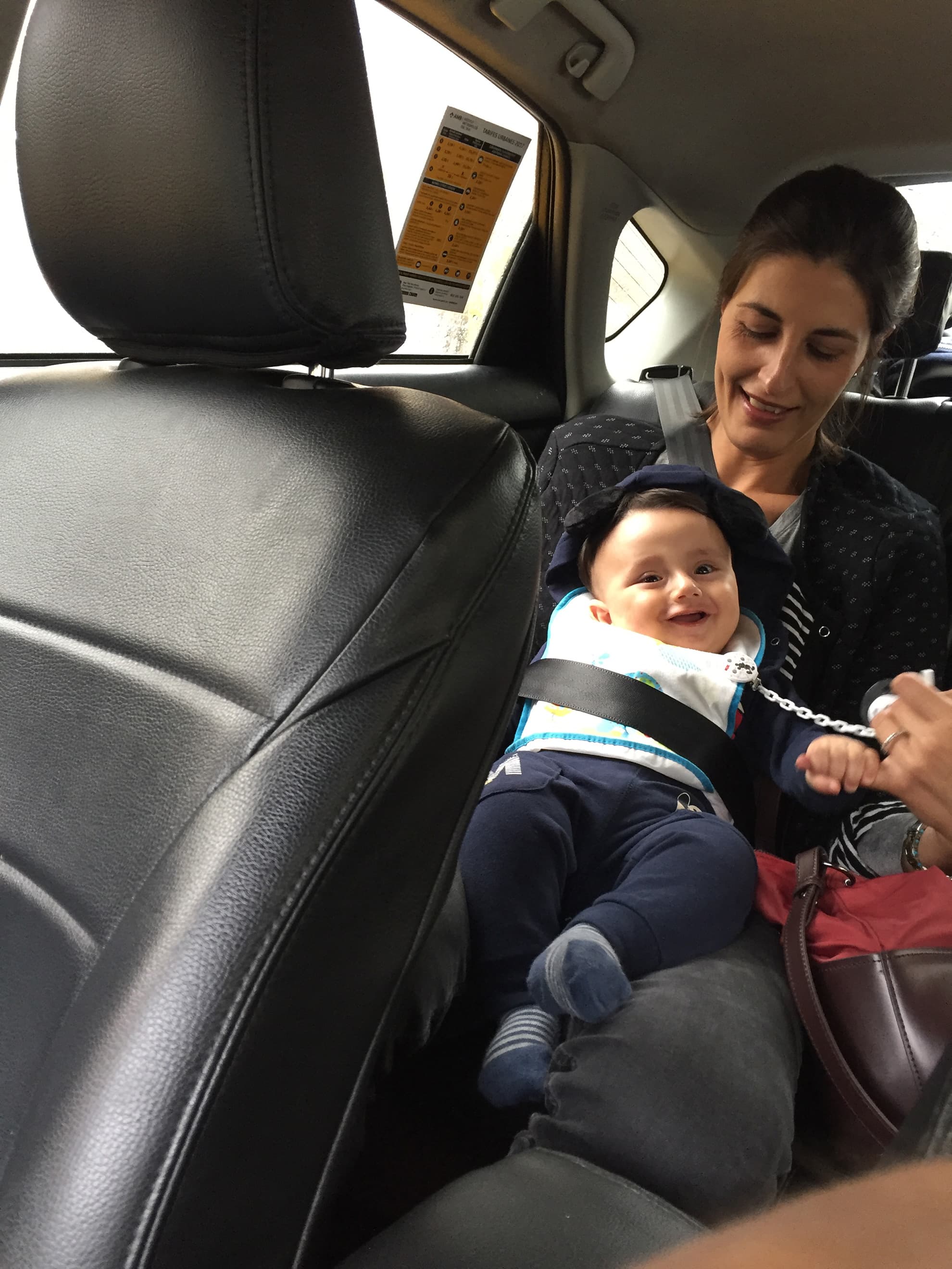 Madre con bebé en taxi de Viladecans con tabla de tarifas oficial AMB visible