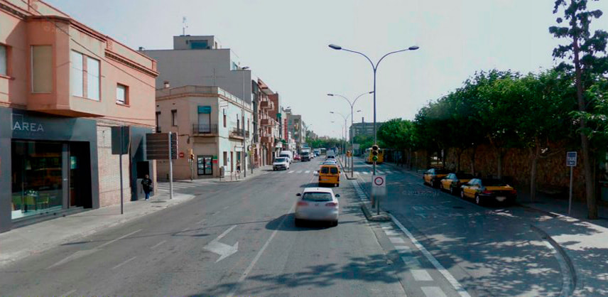 Taxis de la cooperativa Taxis Viladecans en una parada del centro de Viladecans
