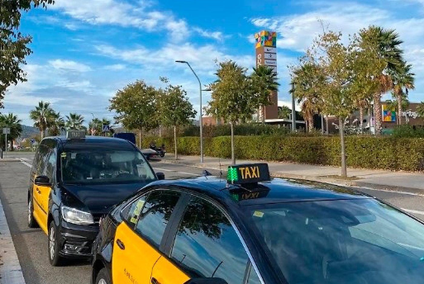 Flota de Taxis Viladecans en el Park Business — Servicio de taxi profesional 24 horas en Viladecans