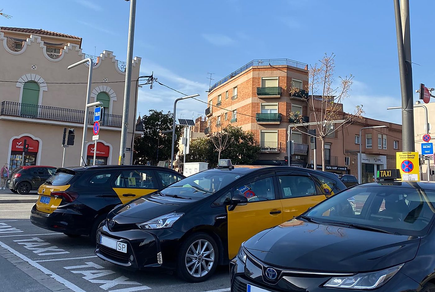 Taxis Viladecans en parada — Taxi disponible 24 horas en Viladecans para aeropuerto y ciudad
