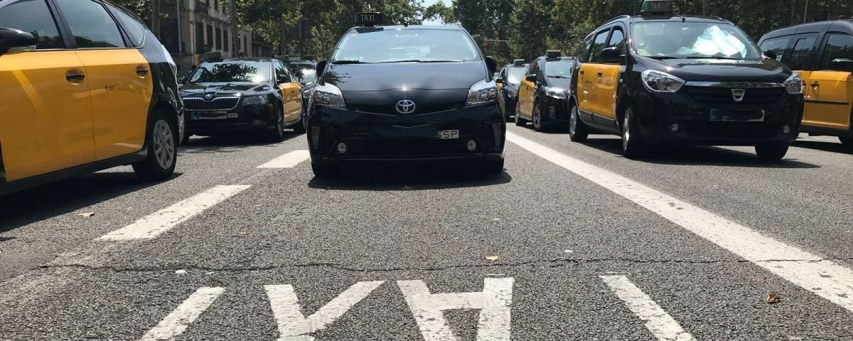 Taxis profesionales en parada urbana del área metropolitana de Barcelona
